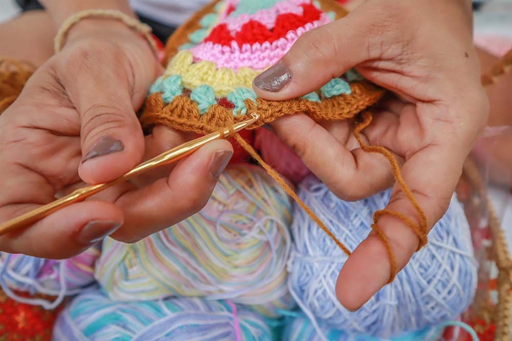 Person knitting a creation